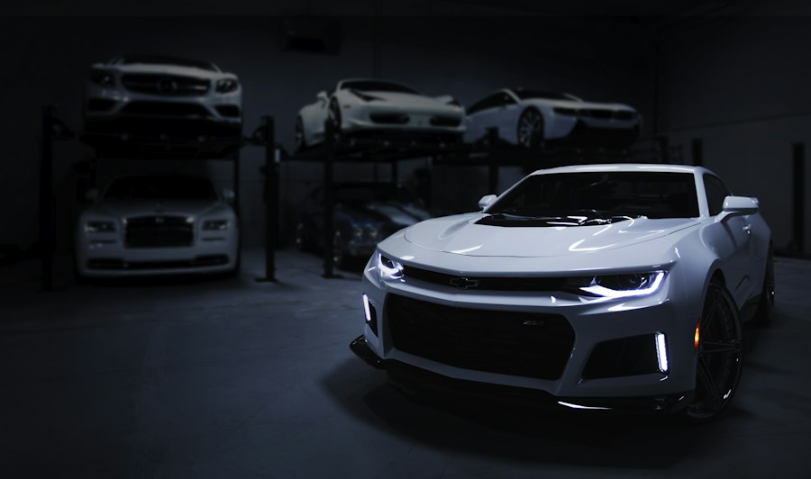 Vit sportbil i garage